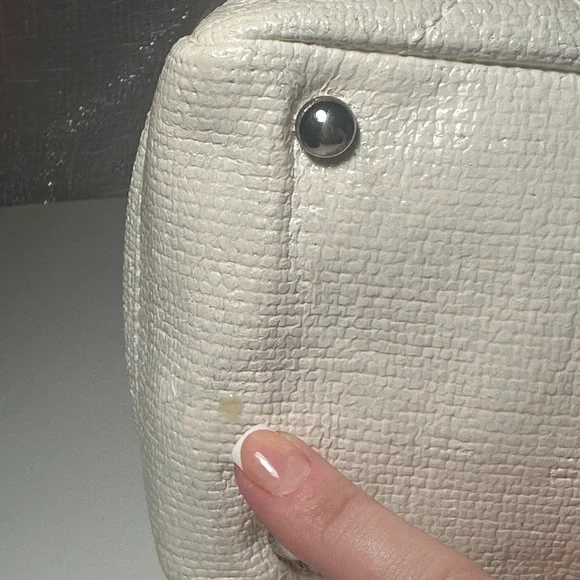 CHANEL Ivory Quilted Tote Bag - Picture 7 of 16